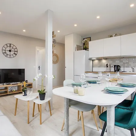 Apartment Centre *